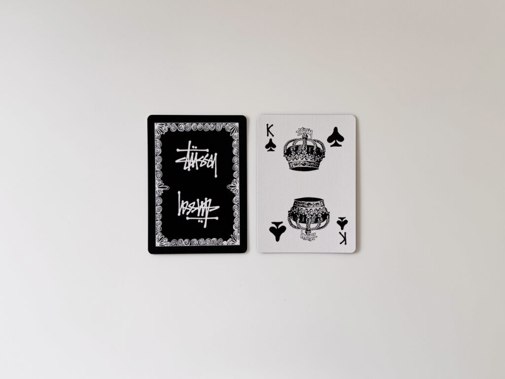 Kのクラウンと背面カード。表面のインク乗りと背面のコントラストが分かる並び