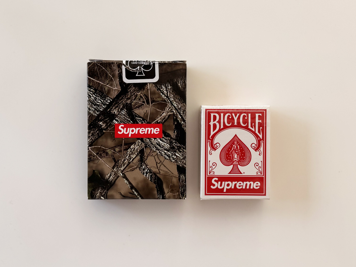 Supremeノベルティのミニバイスクルトランプと外箱の並び写真(赤×白のBICYCLEロゴとSupremeロゴ)