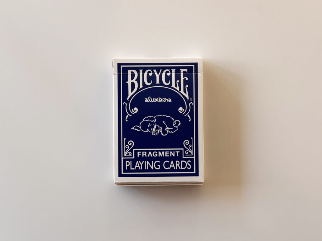ネイビー地に白の**“BICYCLE”ロゴ**、センターに“slumbers”表記。稲妻で知られるfragmentの雰囲気に、BICYCLEのクラシックな装飾が重なるアイキャッチ。手に取ると、カード箱の紙厚とエンボス感が控えめで、アパレルのパッケージングに通じるミニマル感がある。