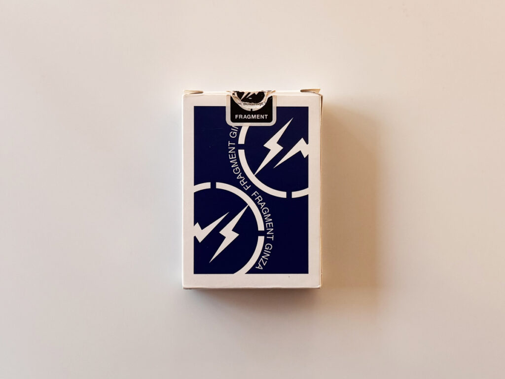 背面は円形の稲妻サークルが連なる大胆な配置。コントラストの強いネイビー×ホワイトで、カードをファン(扇)にしたときの見栄えが良く、カード遊び(カーディストリー)でも映えます。