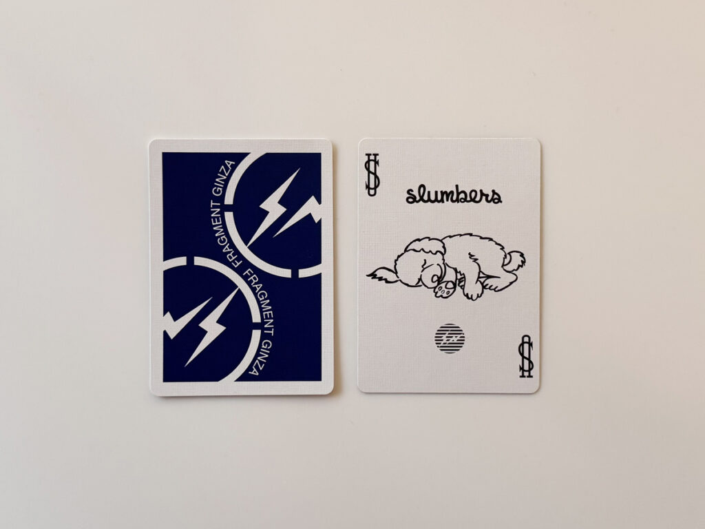 ジョーカー(例):写真の個体では“slumbers”のイラストカードが入っています。コラボ系はスペシャルカード(アドカード、ギャフ)構成が変化することがあり、コレクションの楽しみはここに出る。