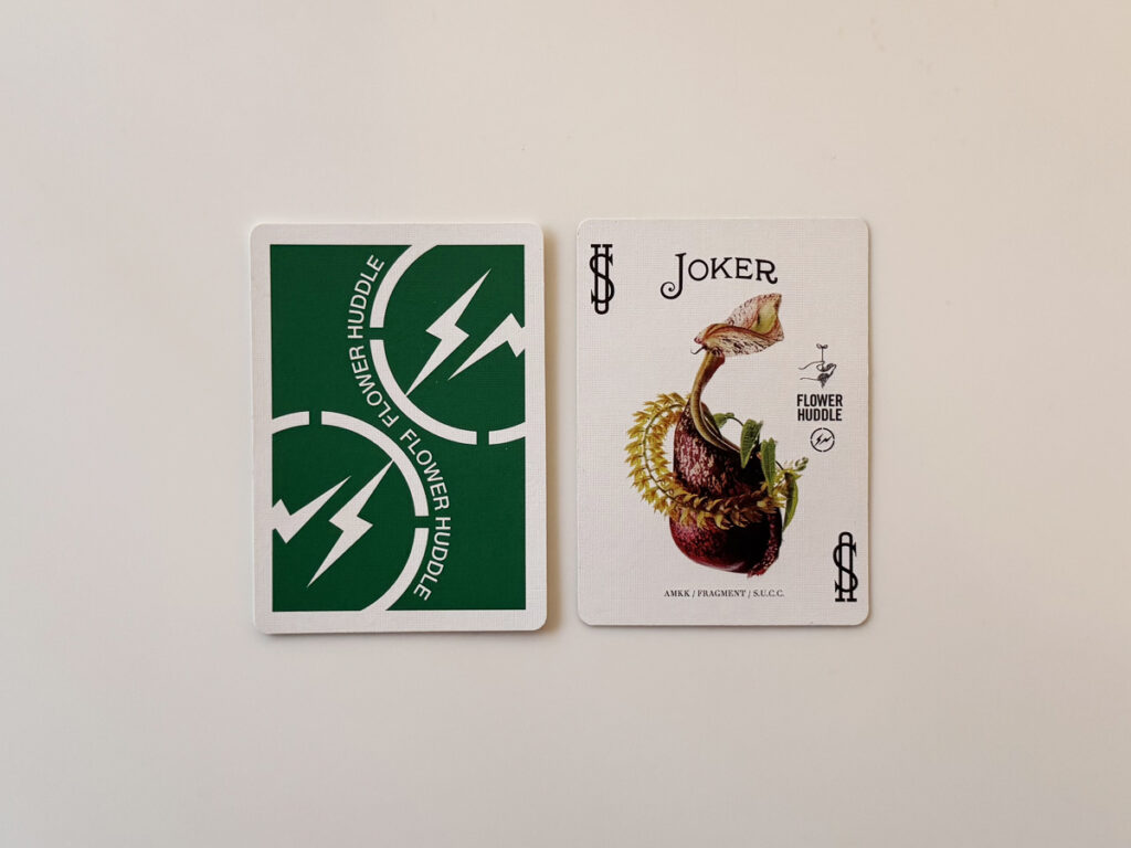 fragment “FLOWER HUDDLE” のカード背面とJOKERの実機写真|BICYCLE|トランプカード 種類の比較用