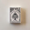Helinox × Bicycleの白黒タック箱を正面から撮影した写真（helinox × Bicycle playing cards）