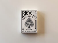 Helinox × Bicycleの白黒タック箱を正面から撮影した写真（helinox × Bicycle playing cards）