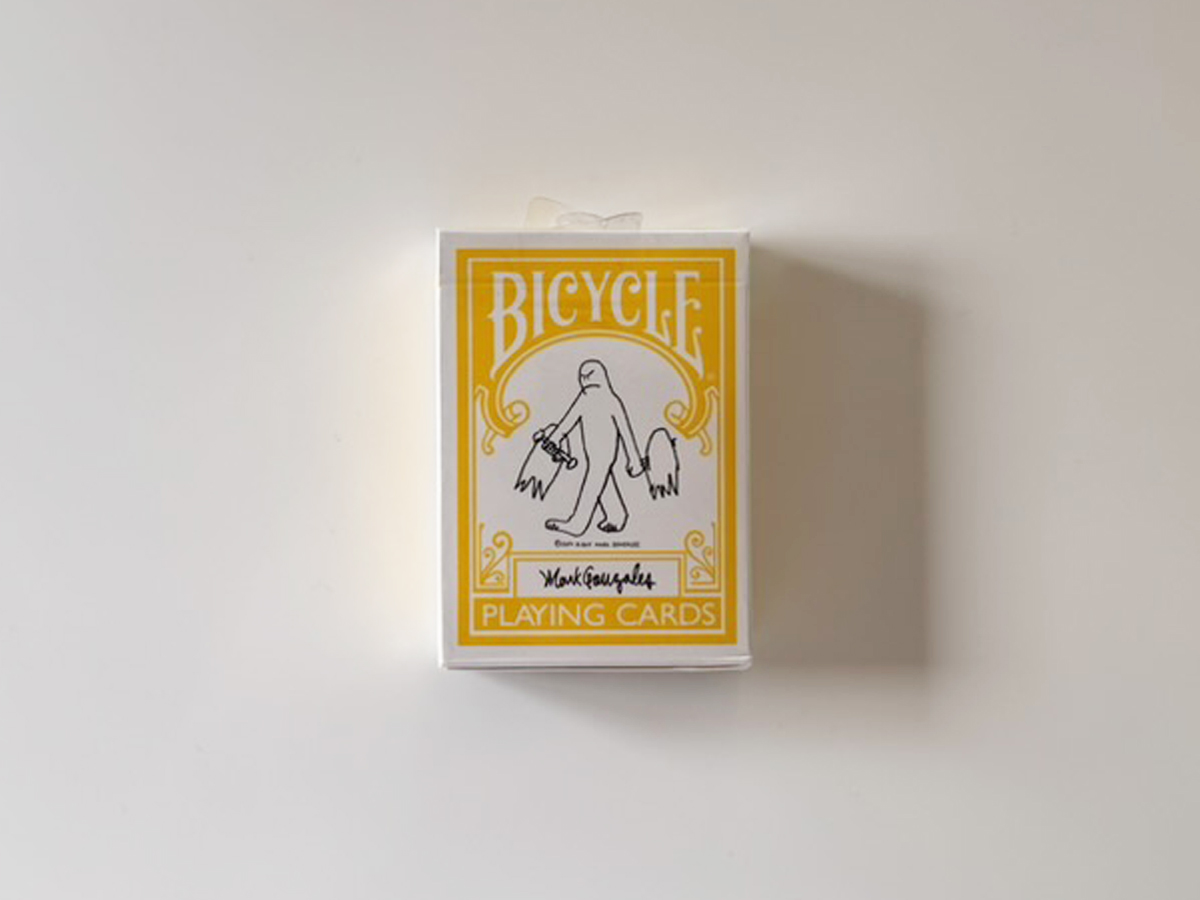 BICYCLE × Mark Gonzales の黄色いトランプカード箱の写真