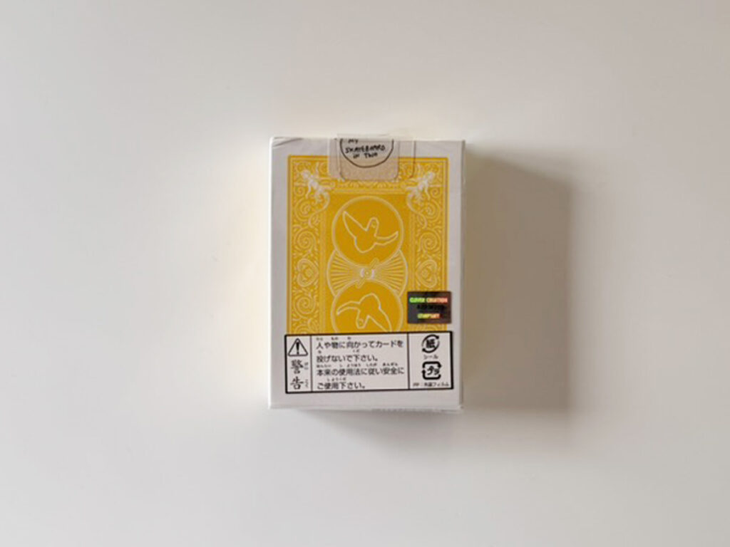 日本語の注意書きシールが貼られたBICYCLE × Mark Gonzales トランプの裏面パッケージ