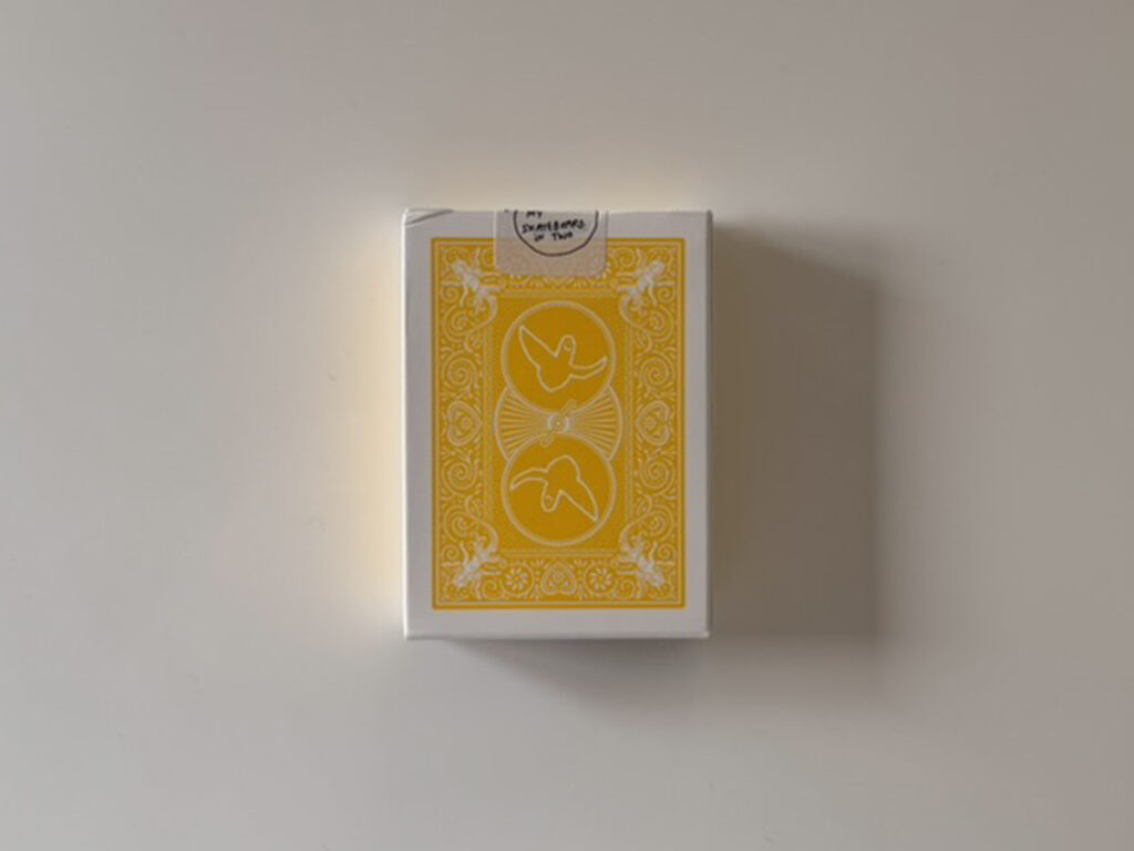 マークゴンザレスの鳥モチーフが入った黄色いトランプカードの裏面デザイン