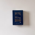 バックトゥザフーチャーのBicycleトランプ外箱（紺地×箔、デロリアンの意匠）