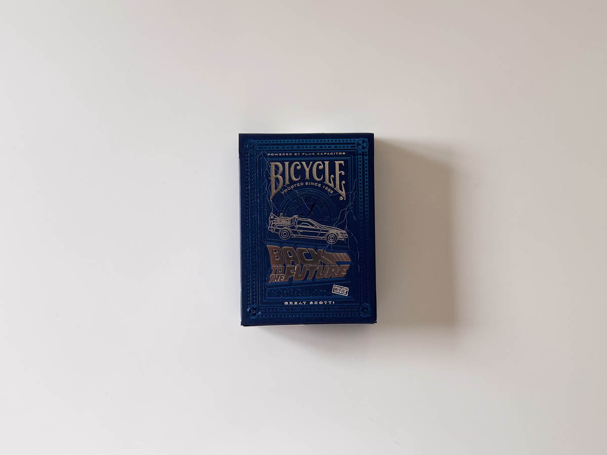 バックトゥザフーチャーのBicycleトランプ外箱（紺地×箔、デロリアンの意匠）