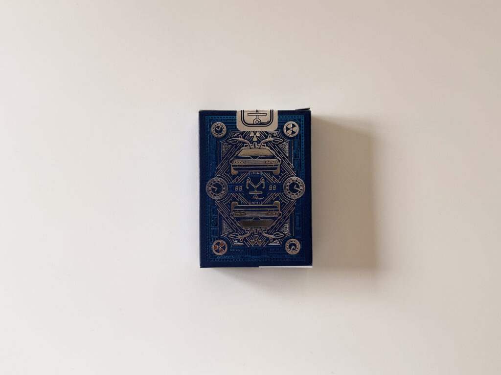 外箱（裏面）。88mphや回路図を思わせる対称レイアウト。