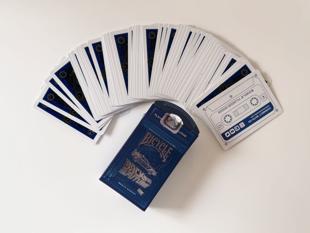 カードを扇状に広げた全体。カセット風アドカードがアクセント。