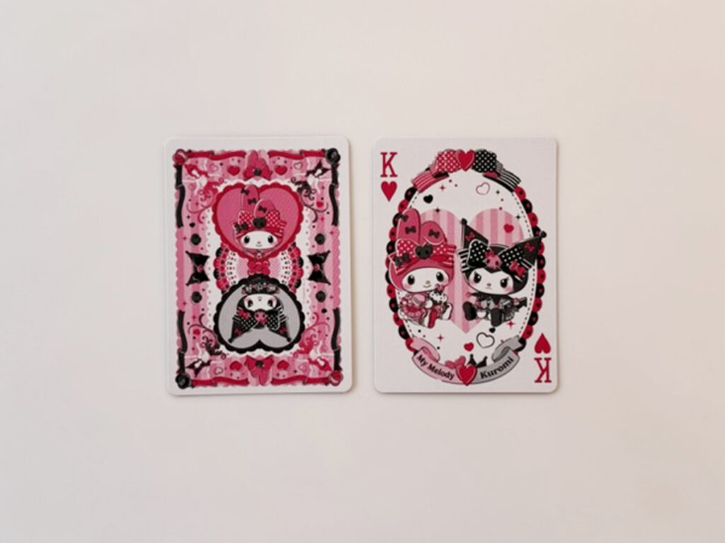 カード背面とKのフェイス。リボンとハートの装飾が特徴