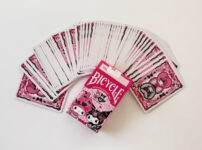マイメロクロミのBICYCLEトランプを扇状に広げた全体写真