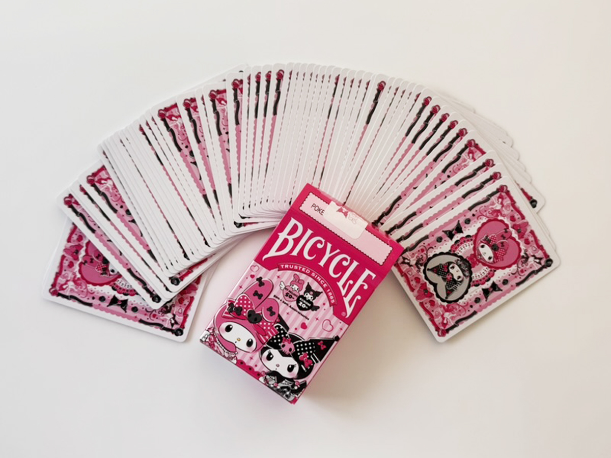 マイメロクロミのBICYCLEトランプを扇状に広げた全体写真