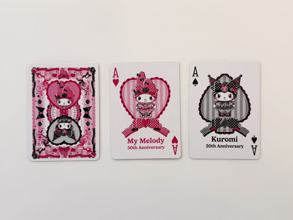 ハートAとスペードAの記念デザイン。中央にマイメロとクロミ