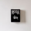 STUSSY × BICYCLEの黒箱デック。ホワイトロゴが映えるパッケージの正面写真。