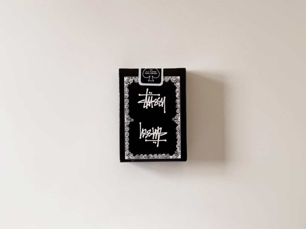 STUSSY × BICYCLEの外箱裏と背面柄。手書きロゴを反転配置したミラー構成