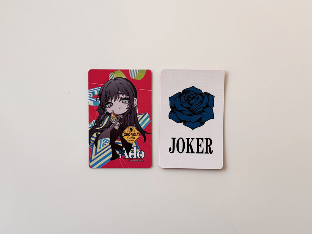 カードを並べて眺めるコレクション視点の写真